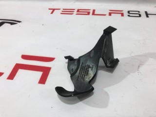 Накладка декоративная петли капота, ориг. номер 1112071-00-A, Tesla Model 3 2021-2024