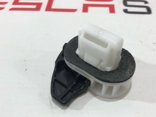 Клипса крепления заднего сиденья, ориг. номер 1099583-00-C, Tesla Model 3 2021-2024