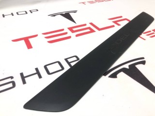 Накладка декоративная порога, ориг. номер 1504763-00-B, 1090844-00-C, Tesla Model 3 2021-2024