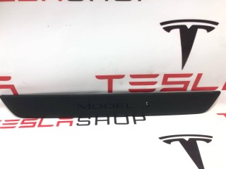 Накладка декоративная порога, ориг. номер 1504763-00-B, 1090844-00-C, Tesla Model 3 2021-2024