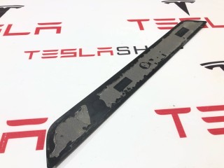 Накладка декоративная порога, ориг. номер 1504763-00-B, 1090844-00-C, Tesla Model 3 2021-2024