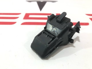 Защелка сидений 2-го ряда, ориг. номер 1111033-00-E, Tesla Model 3 2021-2024