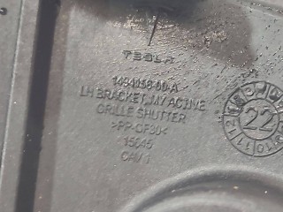 Корпус центрального люверса, ориг. номер 1494156-00-A, Tesla Model Y 2020-2026