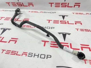Патрубок системы охлаждения основной батареи, ориг. номер 1077597-00-D, Tesla Model 3 2017-2021