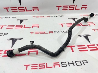 Патрубок системы охлаждения основной батареи, ориг. номер 1077597-00-D, Tesla Model 3 2017-2021