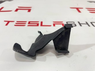 Накладка декоративная петли капота, ориг. номер 1112071-00-A, Tesla Model 3 2017-2021