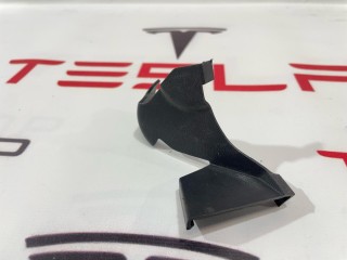 Накладка декоративная петли капота, ориг. номер 1112072-00-B, Tesla Model 3 2017-2021