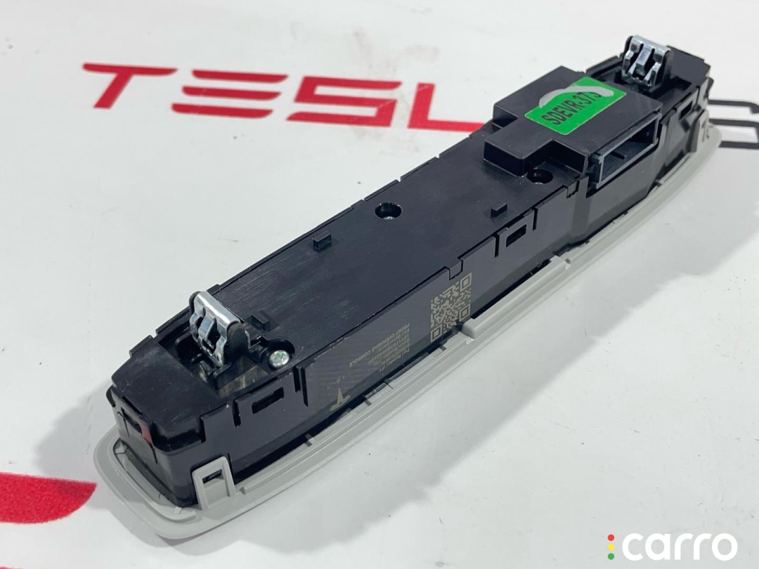 1092573-00-K Панель освещения с микрофоном и кнопкой аварийного сигнала Tesla Model 3 2019г. - фото №3