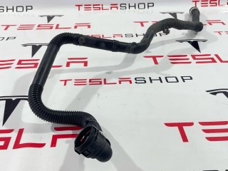 Патрубок системы охлаждения основной батареи, ориг. номер 1077586-00-C, Tesla Model 3 2017-2021