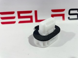 Клипса крепления заднего сиденья, ориг. номер 1099583-00-C, Tesla Model 3 2017-2021