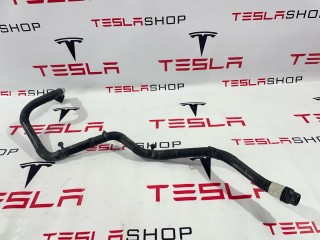 Патрубок системы охлаждения основной батареи, ориг. номер 1077586-00-E, Tesla Model 3 2017-2021