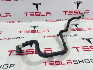 Патрубок системы охлаждения основной батареи, ориг. номер 1077586-00-E, Tesla Model 3 2017-2021