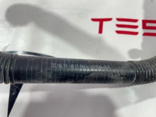 Патрубок системы охлаждения основной батареи, ориг. номер 1077586-00-E, Tesla Model 3 2017-2021