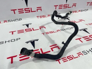 Патрубок системы охлаждения основной батареи, ориг. номер 1077592-00-F, Tesla Model 3 2017-2021