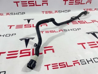 Патрубок системы охлаждения основной батареи, ориг. номер 1077597-00-D, Tesla Model 3 2017-2021