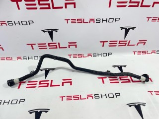 Патрубок системы охлаждения основной батареи, ориг. номер 1077597-00-D, Tesla Model 3 2017-2021