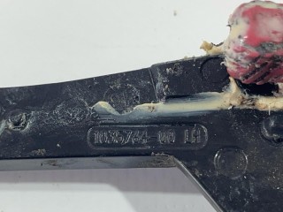 Кронштейн направляющая люка, ориг. номер 1035764-00-D, Tesla Model S 2016-2021