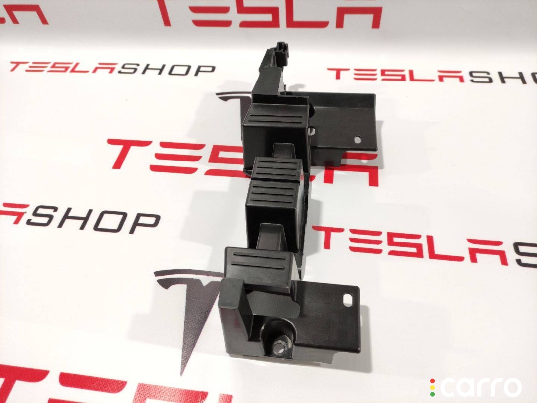 Кронштейн панели пола 2-го ряда сидений (6 мест) Tesla Model X 2015-2021, 1059715-00-D, фото 1