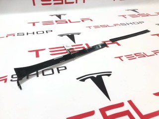 Крышка короба проводки камеры TRIPLE, ориг. номер 1079607-00-A, Tesla Model X 2015-2021