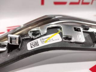 Накладка декоративная обшивки двери, ориг. номер 1035788-12-C, Tesla Model X 2015-2021