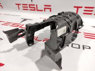 Кронштейн крепления подъемной задней двери, ориг. номер 1055048-04-J, Tesla Model X 2015-2021