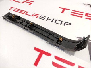 Накладка подъемной задней двери, ориг. номер 1055024-00-B, Tesla Model X 2015-2021
