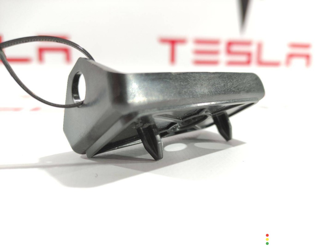 1059699-00-C Кронштейн багажного отсека (боковой) Tesla Model X 2017г. - фото №2