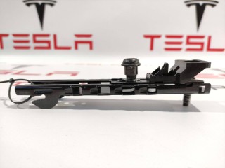 Кронштейн крепления ремня безопасности, ориг. номер 1068130-01-B, Tesla Model 3 2017-2021