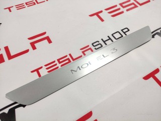 Накладка декоративная порога, ориг. номер 1090844-00-C, Tesla Model 3 2017-2021