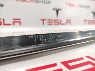 Молдинг кузова боковой, ориг. номер 1083520-00-D, 1083520-00-C, Tesla Model 3 2017-2021