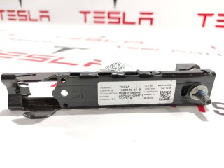 Кронштейн крепления ремня безопасности, ориг. номер 1068130-01-B, Tesla Model 3 2017-2021
