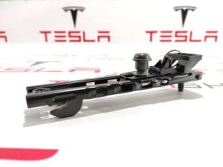 Кронштейн крепления ремня безопасности, ориг. номер 1068130-01-B, Tesla Model 3 2017-2021