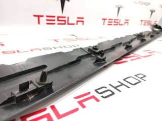 Накладка порога рокерной панели, ориг. номер 1089828-00-D, Tesla Model 3 2017-2021