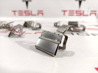 Клипса бокса, ориг. номер 1009509-00-B, Tesla Model S 2012-2016