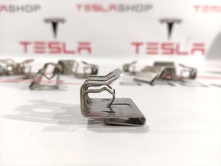 Клипса бокса, ориг. номер 1009509-00-B, Tesla Model S 2012-2016