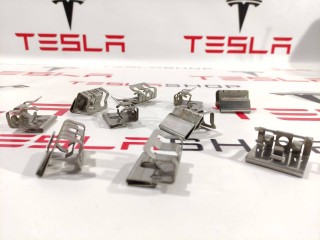 Клипса бокса, ориг. номер 1009509-00-B, Tesla Model S 2012-2016