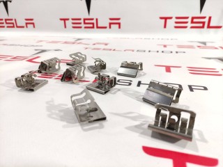 Клипса бокса, ориг. номер 1009509-00-B, Tesla Model S 2012-2016