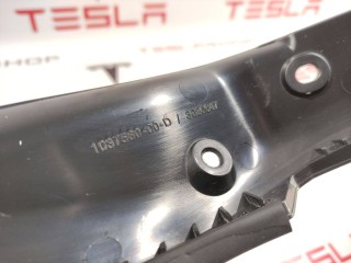 Накладка закрытия подъемной задней двери, ориг. номер 1037560-00-D, Tesla Model X 2015-2021