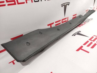 Пластик под датчик прижатия двери, ориг. номер 1042411-00-D, Tesla Model X 2015-2021