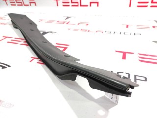 Пластик под датчик прижатия двери, ориг. номер 1042411-00-D, Tesla Model X 2015-2021