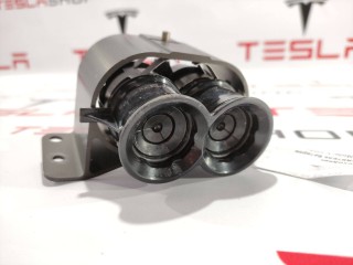 Переходник охладителя батареи бинокль, ориг. номер 1003117-00-H, Tesla Model S 2012-2016
