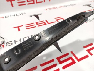Накладка закрытия подъемной задней двери, ориг. номер 1037560-00-C, Tesla Model X 2015-2021