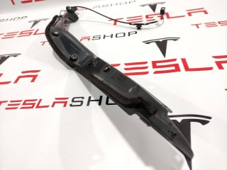 Накладка закрытия подъемной задней двери, ориг. номер 1037560-00-C, Tesla Model X 2015-2021