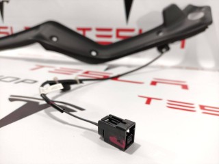 Накладка закрытия подъемной задней двери, ориг. номер 1037560-00-C, Tesla Model X 2015-2021