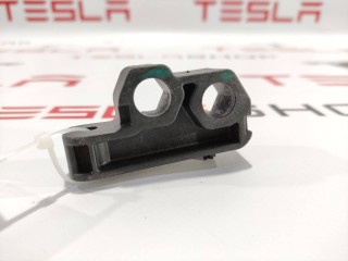 Кронштейн крепления тормозной трубки, ориг. номер 6008136-00-C, Tesla Model S 2012-2016