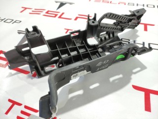 Кронштейн накладки, подъемной задней двери, ориг. номер 1055010-04-D, Tesla Model X 2015-2021