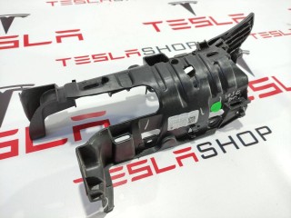 Кронштейн накладки, подъемной задней двери, ориг. номер 1055012-04-D, Tesla Model X 2015-2021