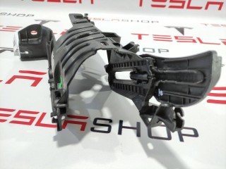 Кронштейн накладки, подъемной задней двери, ориг. номер 1055012-04-D, Tesla Model X 2015-2021