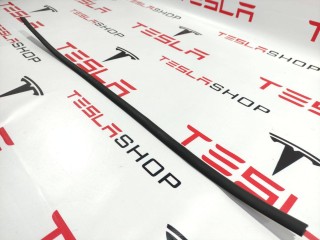 Уплотнитель стекла подъемной задней двери, ориг. номер 1069521-90-H, Tesla Model X 2015-2021