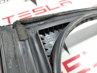 Уплотнитель стекла подъемной задней двери, ориг. номер 1487622-00-B, Tesla Model X 2015-2021